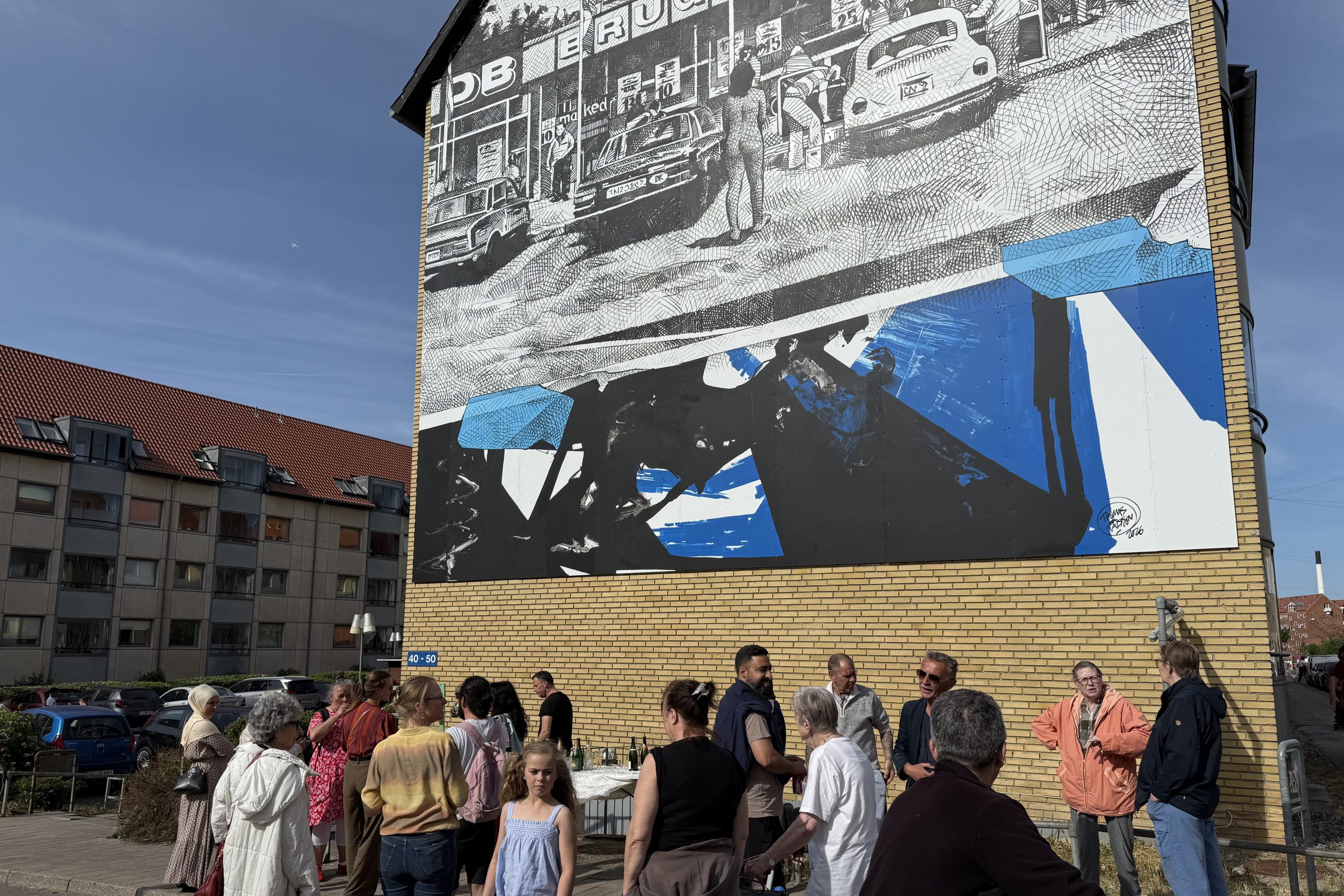 Beboerne i afd. 49 der kigger på deres nye galvmaleri